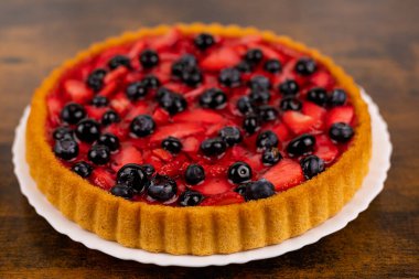 Böğürtlenli turta yakın plan. Taze bir yaz tatlısı. Ev yapımı kekler. Yüksek kalite fotoğraf