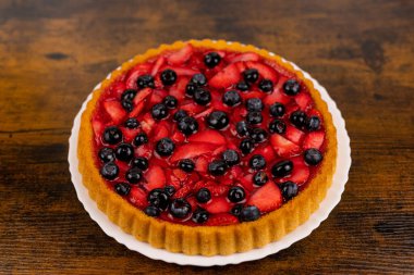 Böğürtlenli turta yakın plan. Taze bir yaz tatlısı. Ev yapımı kekler. Yüksek kalite fotoğraf