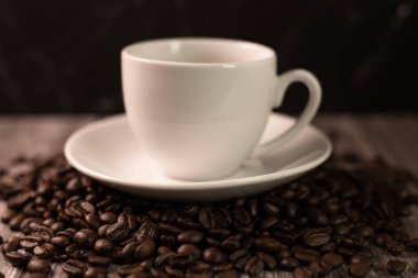 Arka planda bir fincan kahve ve kahve çekirdeği. Kavrulmuş kahve çekirdeği. Yüksek kalite fotoğraf