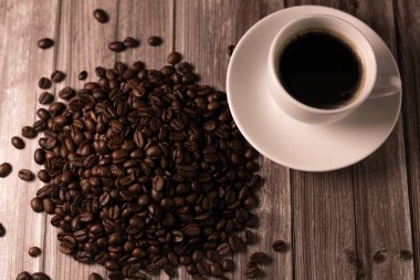 Kahve çekirdekleri yukarıdan görünüyor. Bir fincan espresso kahvesi. Aromatik kahve. Yüksek kalite fotoğraf