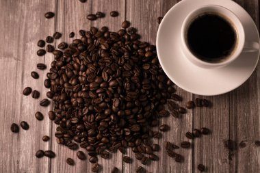 Kahve fonu. Kahve üstte. Kahve çekirdekleri ve bir fincan espresso. Yüksek kalite fotoğraf