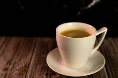 Masanın üzerinde bir fincan kahve. Kahve fincanda. Köpüklü kahve. Yüksek kalite fotoğraf