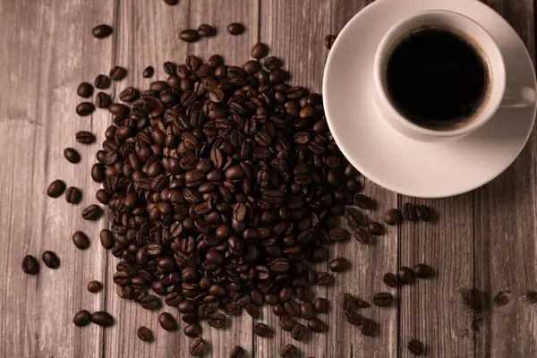 Kahve fonu. Kahve üstte. Kahve çekirdekleri ve bir fincan espresso. Yüksek kalite fotoğraf