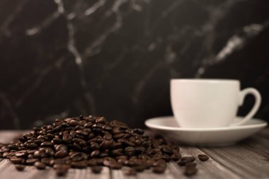 Arap kahve çekirdekleri, bir fincan espresso kahvesi. Kahve reklamı. Yüksek kalite fotoğraf