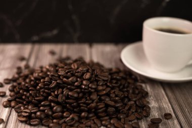 Espresso kahve ve kahve çekirdekleri masada. Beyaz bardakta kahve. Yüksek kalite fotoğraf