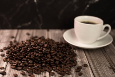 Arap kahve çekirdekleri, bir fincan espresso kahvesi. Kahve reklamı. Yüksek kalite fotoğraf