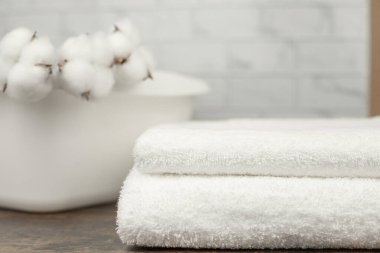 Beyaz havlular. Beyaz plastik bir leğen. Pamuk çiçekleri. Yüksek kalite fotoğraf