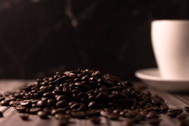 Kahve çekirdekleri ve bir fincan kahve. Kavrulmuş kahve çekirdeği. Yüksek kalite fotoğraf