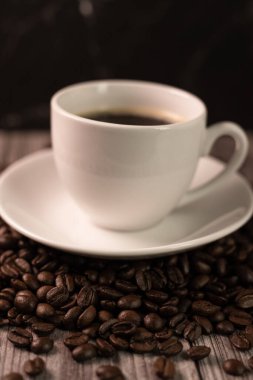 Arka planda bir fincan kahve ve kahve çekirdeği. Kavrulmuş kahve çekirdeği. Yüksek kalite fotoğraf