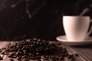 Arka planda bir fincan kahve ve kahve çekirdeği. Kavrulmuş kahve çekirdeği. Yüksek kalite fotoğraf