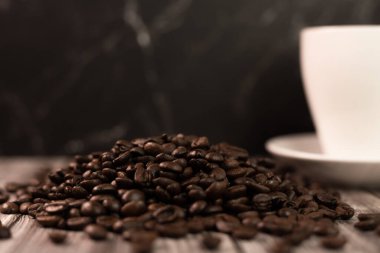 Ateş tanecikleri Arabica. Tahta masadaki kahve çekirdekleri. Kızarmış kahve. Yüksek kalite fotoğraf