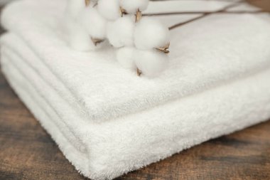 Beyaz havluda pamuk çiçekleri. Beyaz kumaş. Doğal pamuk. Yüksek kalite fotoğraf