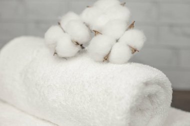 Beyaz havlu. Beyaz havlu. Pamuk havlu. Beyaz leğen. Tuvalette. Yüksek kalite fotoğraf