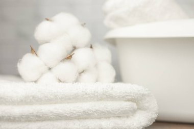 Pamuktan yapılmış yeni bir beyaz havlu. Yüksek Kalite Havlu. Yüksek kalite fotoğraf