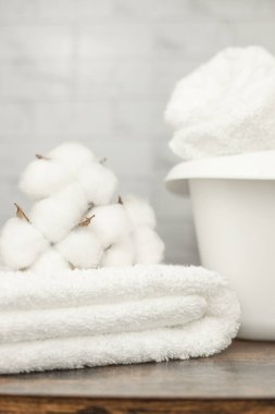 Havlu yıkamak için bir leğen. Temiz havluyla dolu bir leğen. Çamaşır. Doğal pamuk. Yüksek kalite fotoğraf