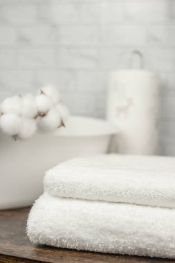 Tuvalette. İki beyaz havlu, çamaşır leğeni. Havlu yıkıyorum. Yüksek kalite fotoğraf