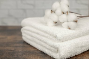 Kurumuş pamuk çiçekleri beyaz arsaların üzerinde yatar. Doğal pamuk. Yüksek kalite fotoğraf