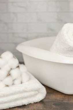 Temiz, yıkanmış beyaz havlular. Evde çamaşırhane. Havlular. Yüksek kalite fotoğraf