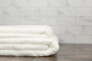 Beyaz havlu. Beyaz havlu. Pamuk havlu. Beyaz leğen. Tuvalette. Yüksek kalite fotoğraf