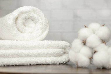 Beyaz havlu. Beyaz havlu. Pamuk havlu. Beyaz leğen. Tuvalette. Yüksek kalite fotoğraf