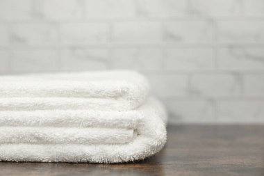 Beyaz havlu. Beyaz havlu. Pamuk havlu. Beyaz leğen. Tuvalette. Yüksek kalite fotoğraf