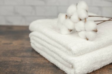 Beyaz havlu. Beyaz havlu. Pamuk havlu. Beyaz leğen. Tuvalette. Yüksek kalite fotoğraf