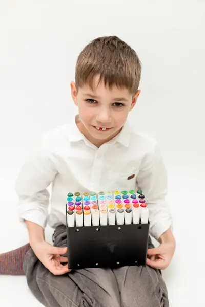 Evlat, elindeki işaretleri tutsana. Beyaz Arkaplan 'daki çocuk. Yüksek kalite fotoğraf