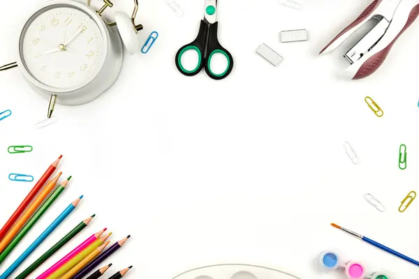 Beyaz bir arka planda okul malzemeleri. Okul geçmişi. Yüksek kalite fotoğraf