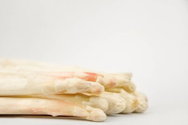 Beyaz arka planda izole edilmiş beyaz kuşkonmaz çubukları. Stüdyo çekimi. Yüksek kalite fotoğraf