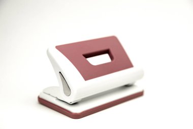 Delik yumruğu: kırtasiye malzemesi. Beyaz arka planda delik yumruğu. Yakın plan. Yüksek kalite fotoğraf