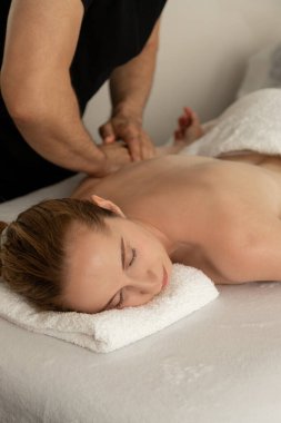 Rahatlatıcı masaj, kaplıcada rahatlama. Stres önleyici masaj. Vücuttaki gerginliği masajla azaltıyor. Yüksek kalite fotoğraf