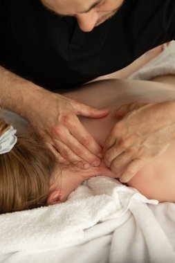 Masörün ellerinin yakın plan görüntüsü. Boyun masajı. Boyun tanılama. Yüksek kalite fotoğraf