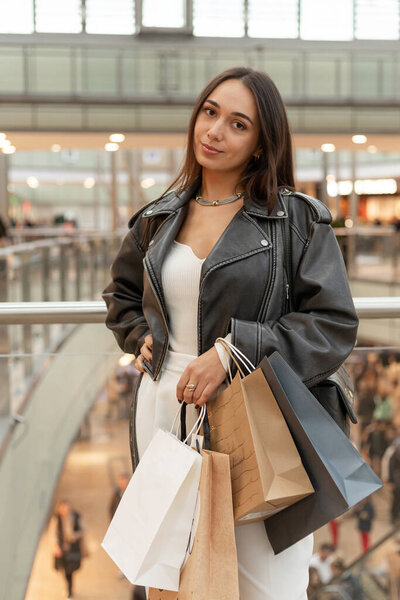  Стильная молодая женщина с сумками для покупок в современном стиле. Высокое качество фото