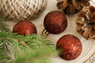 Kırmızı parıltılı süslemeler ve ahşap arka planda çam kozalakları. Yüksek kalite fotoğraf