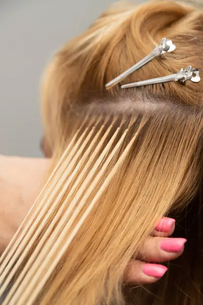 Sarışın tellerle yakın plan saç uzatma işlemi. Yüksek kalite fotoğraf