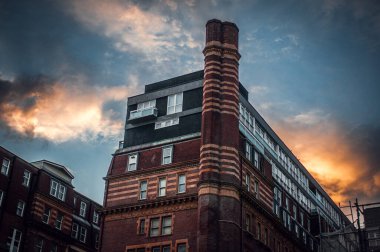 Brighton, Doğu Sussex, İngiltere 'de akşam üstü gökyüzünde eski tuğla bina.