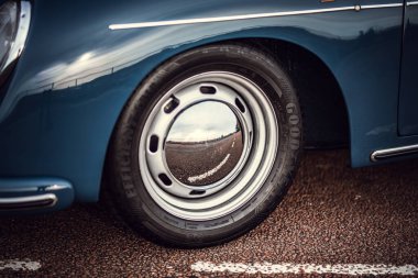 Eski Alman spor arabasında krom, yansıtıcı tekerlek kapağı.