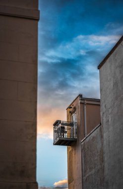 Brighton, Doğu Sussex, İngiltere sokaklarında tek bir balkon görünüyor.