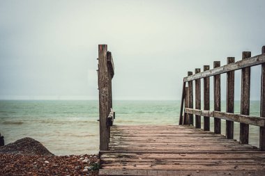 Worthing, West Sussex, İngiltere 'de bir deniz kenarındaki Dooded güvertesi.