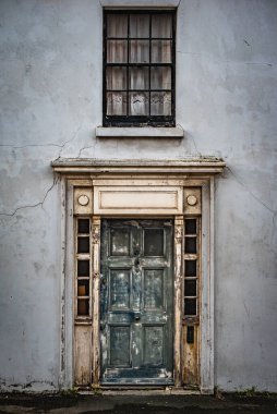 Brighton, Doğu Sussex, İngiltere 'de terk edilmiş bir eve eski giriş.