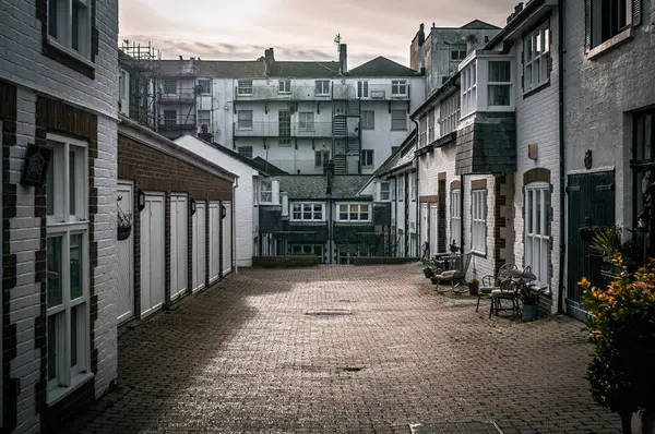 Brighton, Doğu Sussex, İngiltere 'de eski inşaat evleri olan iç cadde.