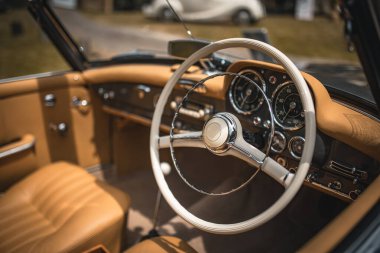 Lüks bir yer, klasik bir otomobil fuarı..