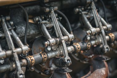 Vitrinde motoru olan klasik bir araba, Monarch gazisi arabası..