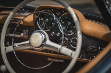 Lüks bir yer, klasik bir otomobil fuarı..