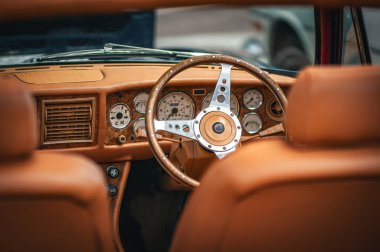 Lüks bir yer, klasik bir otomobil fuarı..