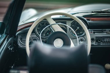 Lüks bir yer, klasik bir otomobil fuarı..