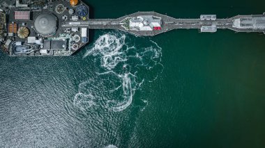 Güneşli bir yaz gününde, Doğu Sussex, İngiltere 'de teknelerin ve jetin hava manzarası.