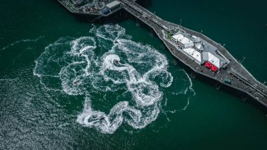 Güneşli bir yaz gününde, Doğu Sussex, İngiltere 'de teknelerin ve jetin hava manzarası.