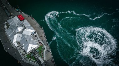 Güneşli bir yaz gününde, Doğu Sussex, İngiltere 'de teknelerin ve jetin hava manzarası.