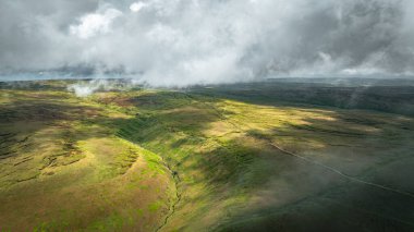 Yorkshire, İngiltere 'deki tepelerin ve tarlaların insansız hava aracı görüntüsü.